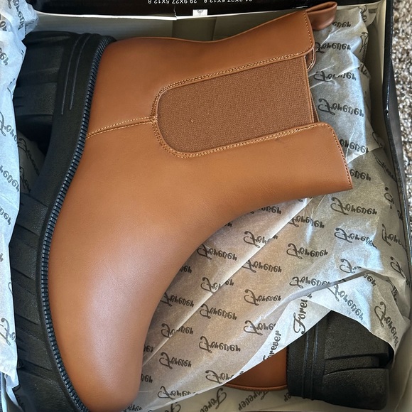 New tan Chelsea boots - Picture 5 of 9